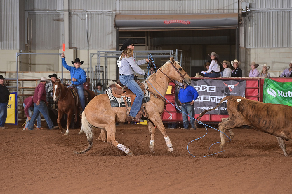 Jackie Crawford off to a fast start at the 2025 WPRA World Finals